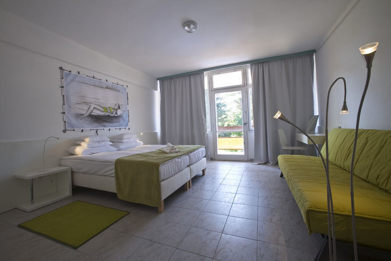 Csaladi_szoba_Holiday_Hotel_Csopak1.jpg